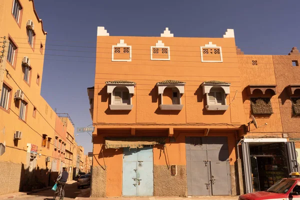 Ένα σύγχρονο σπίτι στην πόλη με καταστήματα στο Tan Tan, Μαρόκο — Φωτογραφία Αρχείου