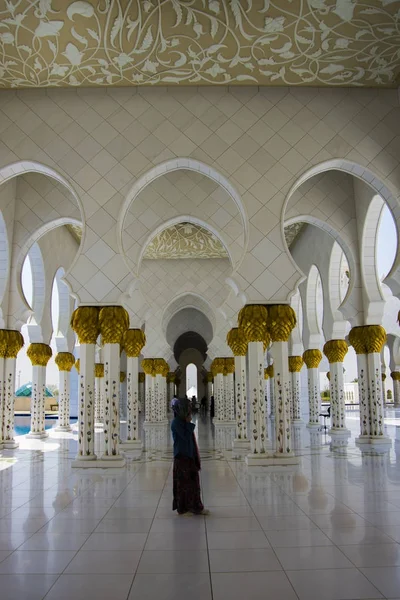 Vista general de la mezquita Sheikh Zayed en Abu Dhabi, Emiratos Árabes Unidos . — Foto de Stock