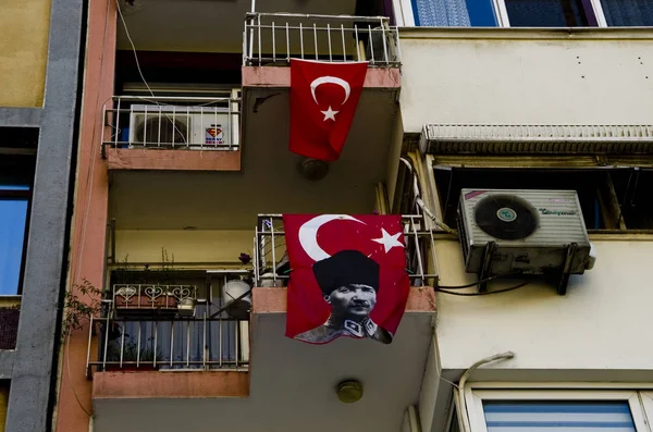 Türkische Fahnen und Mustafa Kemal Atatürk Bilder auf den Balkonen. — Stockfoto