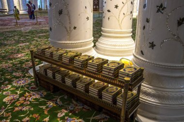 Kutsal Korans, Şeyh Zayed Camii iç. Abu Dhabi, Birleşik A
