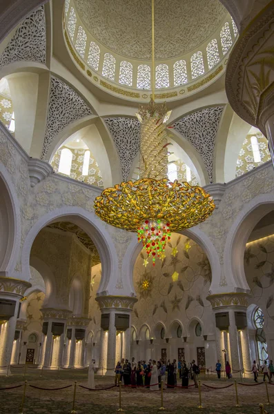 Загальний вигляд інтер'єр мечеті Шейха Заїда в Абу-Дабі, Об'єднаймося — стокове фото