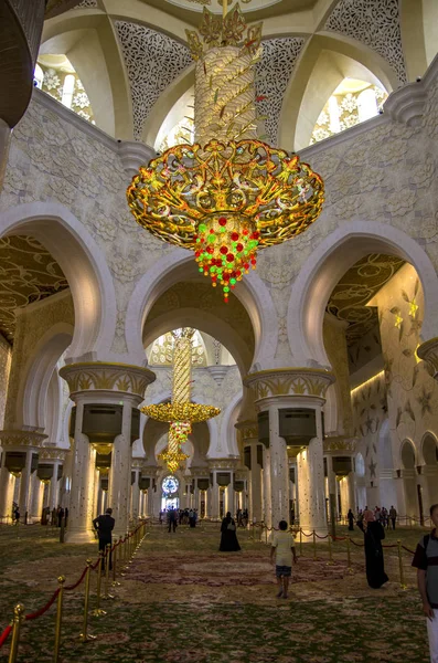 Vista general del interior de la mezquita Sheikh Zayed en Abu Dhabi, Unite — Foto de Stock