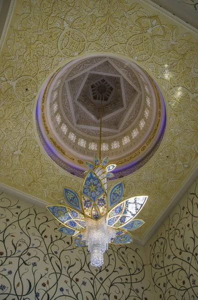 Общий вид интерьера мечети Шейх Заид в Абу-Даби, Объединение — стоковое фото
