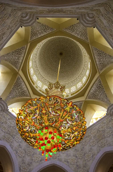 Vista general del interior de la mezquita Sheikh Zayed en Abu Dhabi, Unite — Foto de Stock