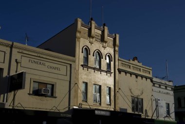 Newtown, Sydney eski renkli yenilenmiş cepheleri.
