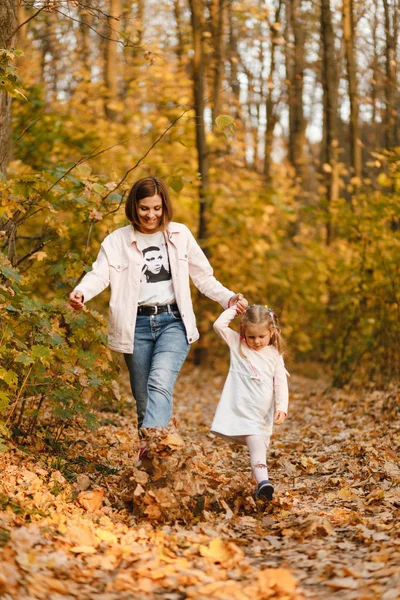 Menina Caminhando Com Sua Jovem Mãe Parque Outono Segurando Mão — Fotografia de Stock