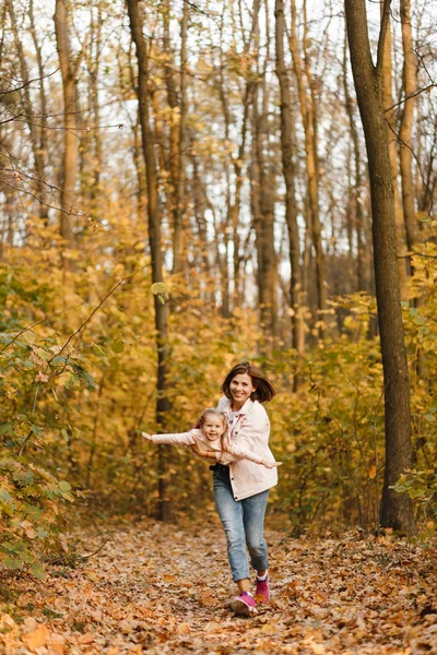 Mãe Segurando Sua Menina Nos Braços Fazendo Avião — Fotografia de Stock