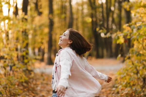 Sonbahar Parkındaki Mutlu Genç Kadının Portresi — Stok fotoğraf
