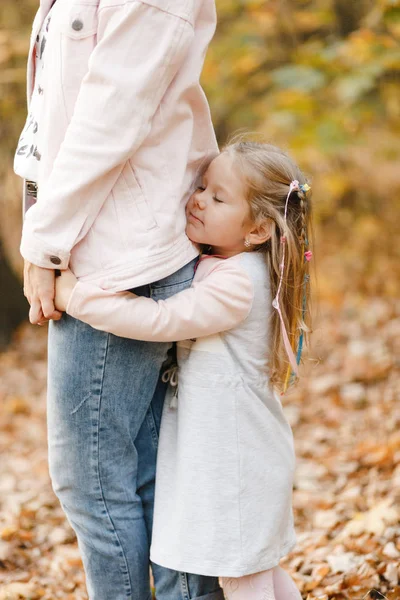 Smiling Little Girl Standing Closed Eyes Embracing Her Mother Legs — Stock Photo, Image
