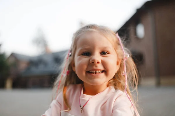 Retrato Niña Sonriente — Foto de Stock