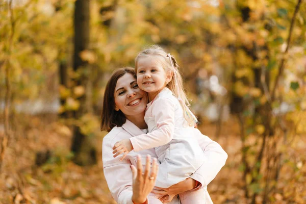 Happy Mother Holding Her Little Daughter Her Arms — Stock Photo, Image