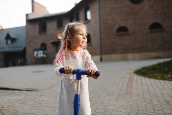 Маленькая Девочка Улице Играет Скутером — стоковое фото