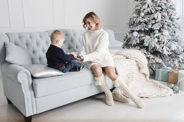 Mère Pull Blanc Assise Sur Canapé Jouant Avec Son Petit — Photo