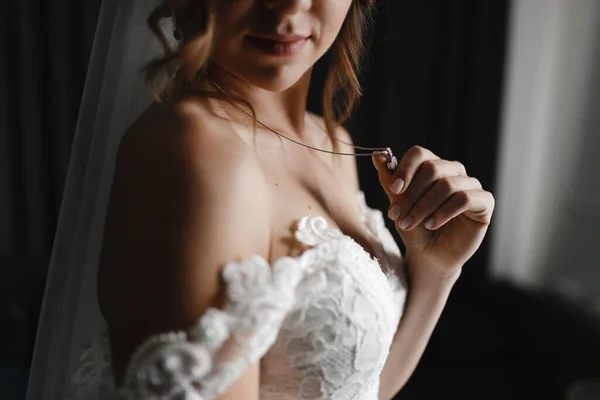 Bride Holding Chain Her Hand — Stock Photo, Image