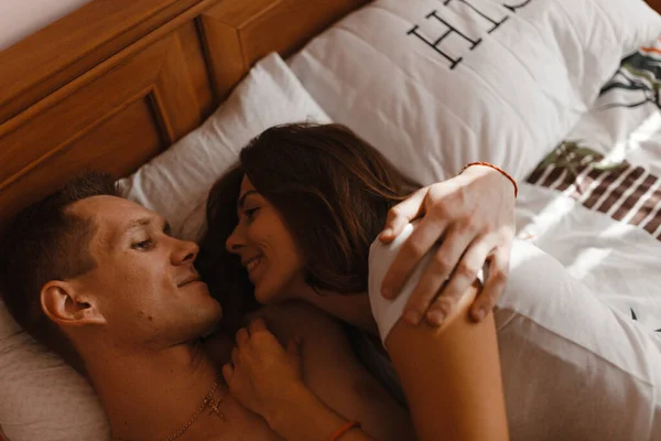 Portrait Young Couple Lying Bed — Stock Photo, Image