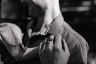 Baba küçük oğlunu kollarında tutuyor.