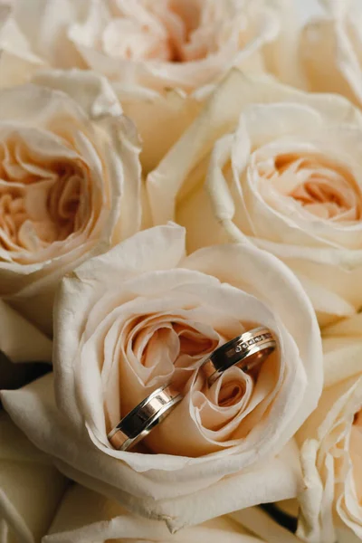 Wedding Gold Rings Rose Petals Jewelry Wedding — Stock Photo, Image