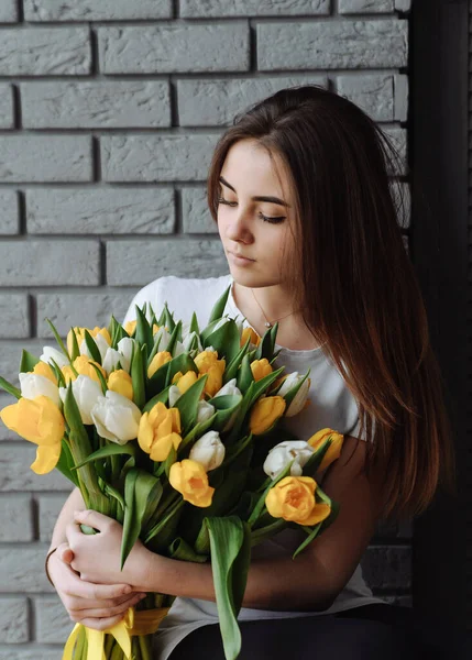 손에 튤립 꽃다발을 들고 있는 소녀 — 스톡 사진