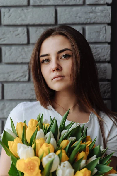 튤립 꽃다발을 들고 있는 소녀 — 스톡 사진