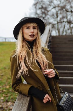 Uzun sarı saçlı, şapkalı kadın.