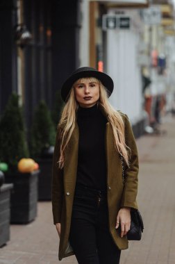 Sokakta yürüyen şapkalı genç sarışın kız. Kadın portresi