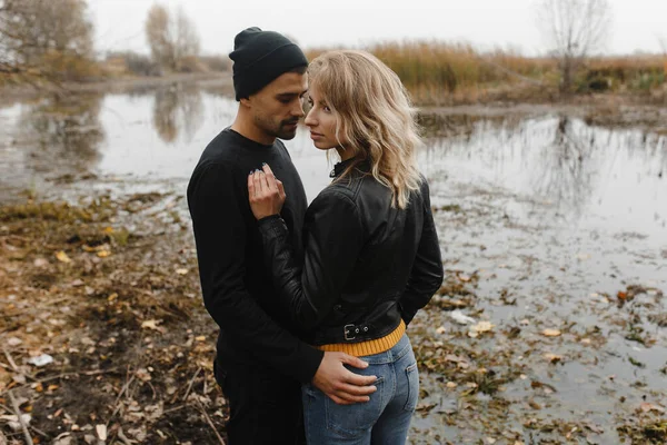 Hombre Mujer Enamorados Pie Junto Río Historia Amor —  Fotos de Stock