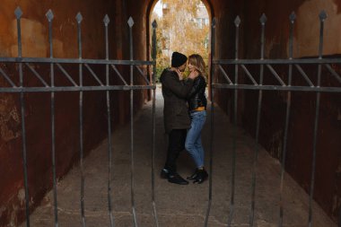 Kapıda kadınını kucaklayan bir adam. Aşk hikayesi.