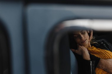 Arabada uyuyan ve erkeğin elini tutan bir kadın. Kadın portresi