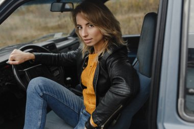 Direksiyonda oturan kadın. Kadın sürücü