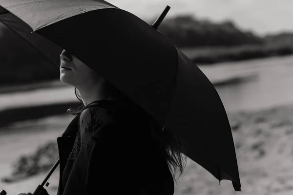 Mujer Con Abrigo Mirando Por Paraguas Retrato Mujer —  Fotos de Stock