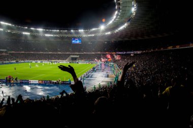 KYIV, UKRAINE - 14 Mayıs 2015 UEFA Avrupa Ligi 'nin NSK Olimpiyskyi Stadyumu' nda FC Dnipro ve FC Napoli arasında oynanan yarı final maçında futbol kulübü taraftarı alkışladı.