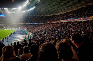 KYIV, UKRAINE - UEFA Avrupa Ligi yarı final maçı sırasında NSK Olimpiyskyi Stadyumu 'nda futbol taraftarlarıyla dolu stadyumda 14 Mayıs 2015 Wiew maçı. Futbol mu?