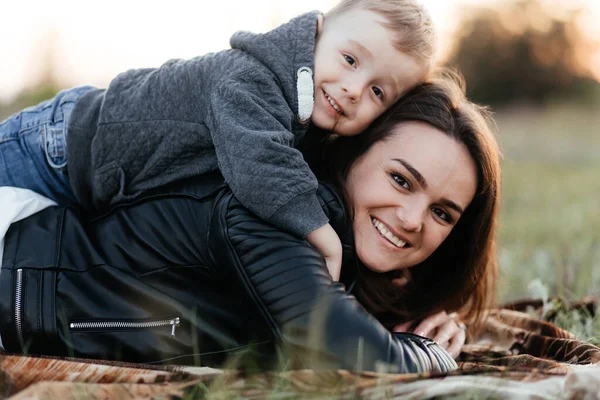 Mãe Sorridente Filho Deitados Relva Mãe Filho Retrato — Fotografia de Stock