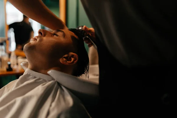 Muž, kterému umývají hlavu v holičství. Příprava ženicha — Stock fotografie