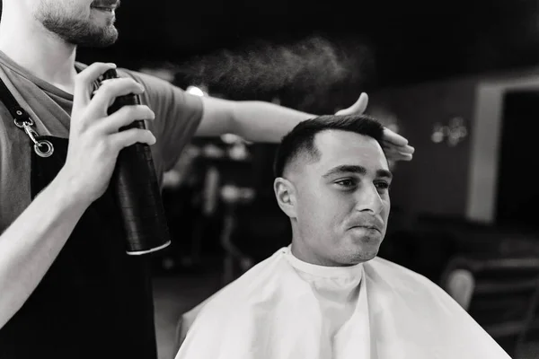 Muž, jehož vlasy dělá jiný muž. Příprava ženicha — Stock fotografie