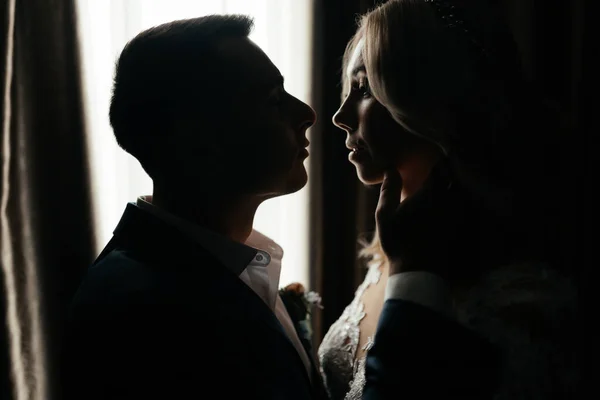 Silhueta Recém Casados Olhando Para Outro Retrato Casamento — Fotografia de Stock