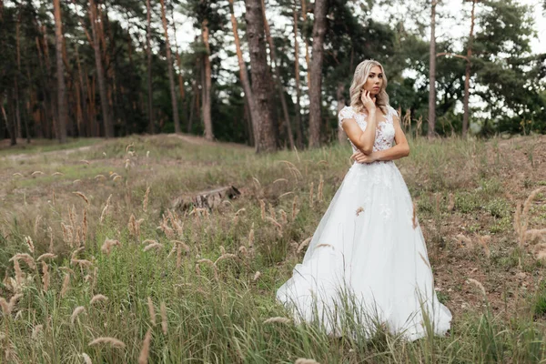 Belle Mariée Blonde Dans Longue Robe Mariée Debout Dans Parc — Photo