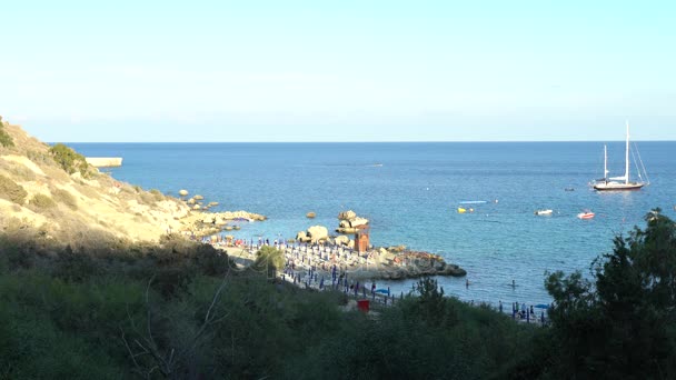 Panoramisch uitzicht op het strand en de Middellandse Zee — Stockvideo
