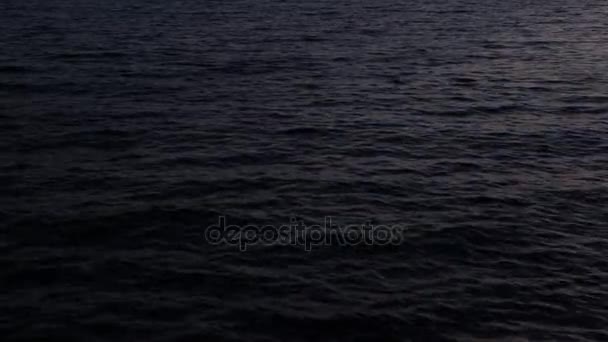 Vagues de mer le soir 