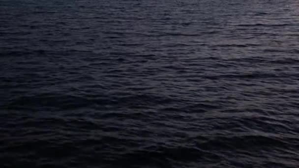 Vagues de mer le soir 