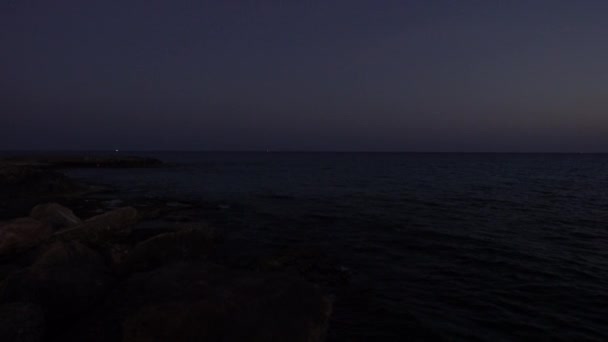 Crepúsculo na praia de Ayia Napas — Vídeo de Stock