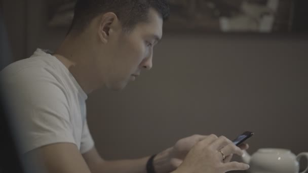 Молодые бизнесмены отправляют сообщения в кафе — стоковое видео