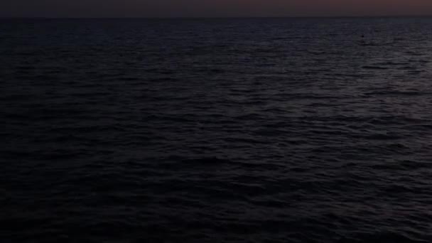 Vagues de mer le soir 