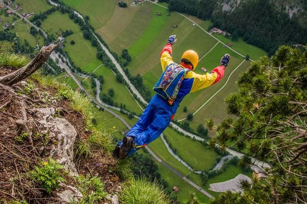 Base jump met bergen — Stockfoto