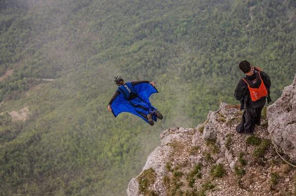 Base jump met bergen — Stockfoto