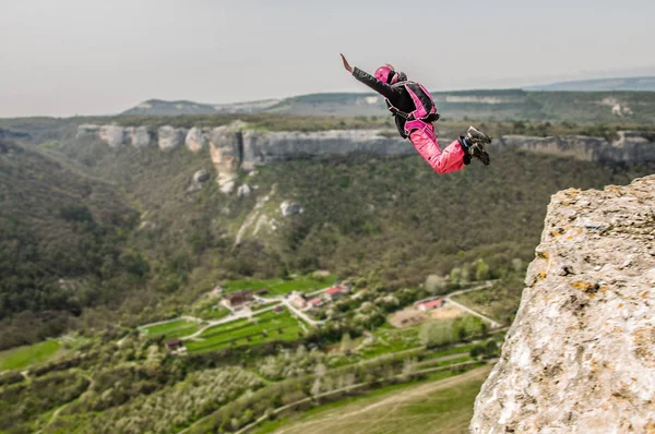 Base jump met bergen — Stockfoto