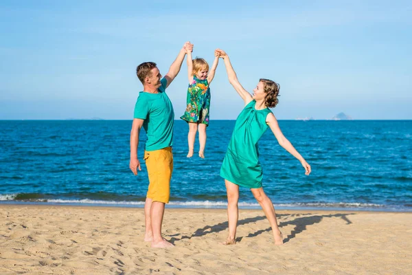 Família feliz na praia. Aparência familiar — Fotografia de Stock