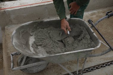 Çimento dolu el arabası.
