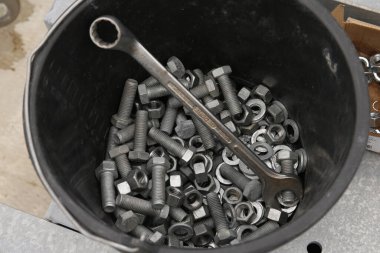 Bir kova dolusu cıvata ve sürgü.