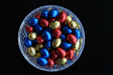 Bir binanın üzerindeki heykeller